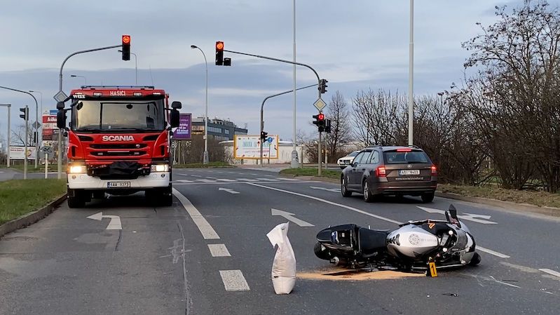 Motorkář v Praze zemřel po nárazu do sloupu